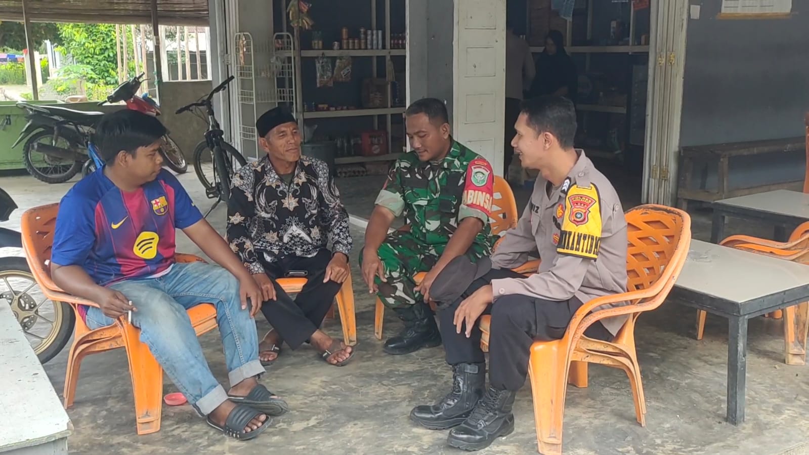 Sinergi Babinsa Posramil 05/Pante Ceureumen Bersama Bhabinkamtibmas Ajak Warga Jaga Kerukunan dan Ciptakan Situasi Damai