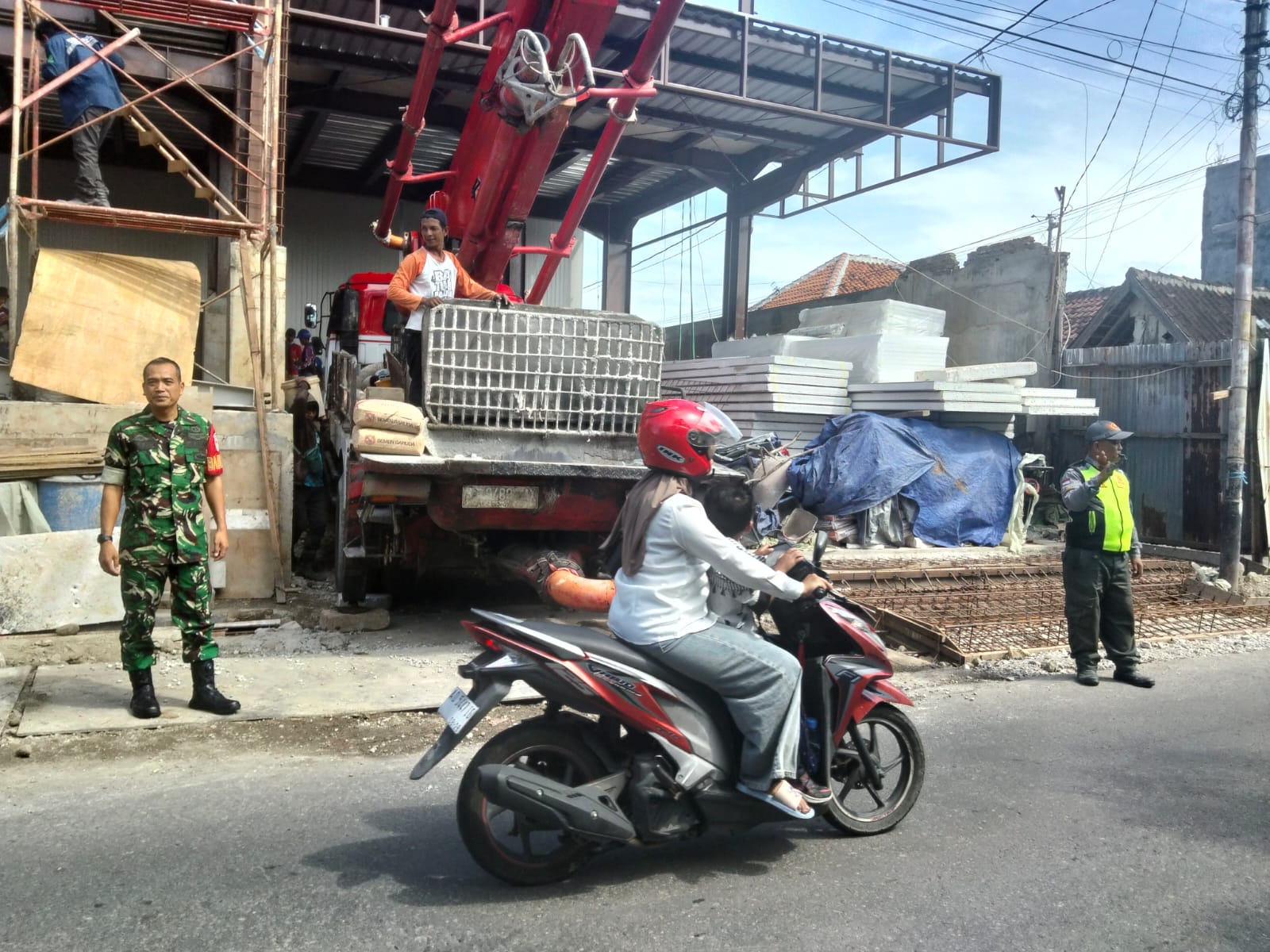 Pacu Kelancaran & Keselamatan Lalu Lintas, Babinsa Serengan dan Linmas Bantu Pengecoran Rumah Warga