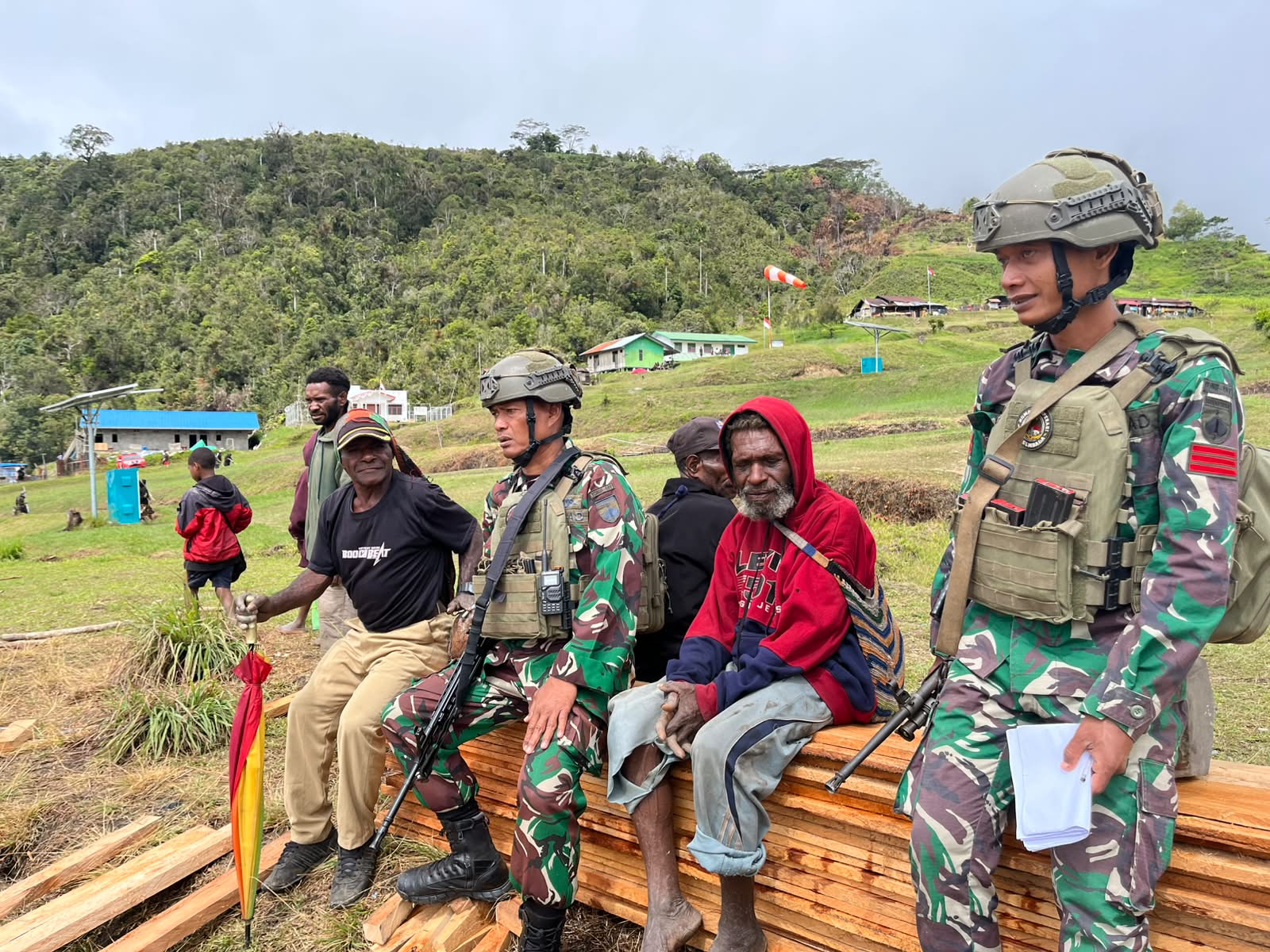 Sambut HUT RI ke-81, Satgas Yonif 407/Padma Kusuma Bersama Warga Kiwirok Gotong Royong Bangun Sekretariat 17 Agustus1