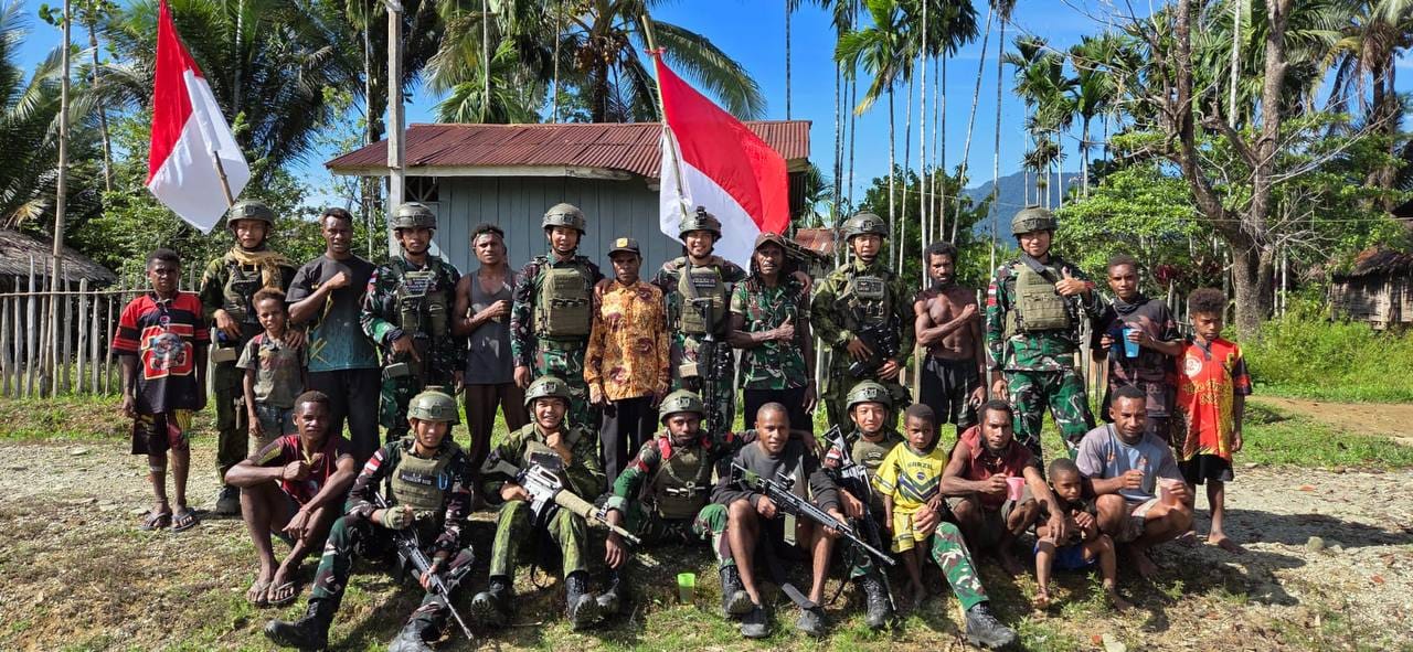 Tumbuhkan Nasionalisme di Tapal Batas, Satgas Yonif 407/Padma Kusuma Serahkan dan Kibarkan Merah Putih di Kampung Oksip