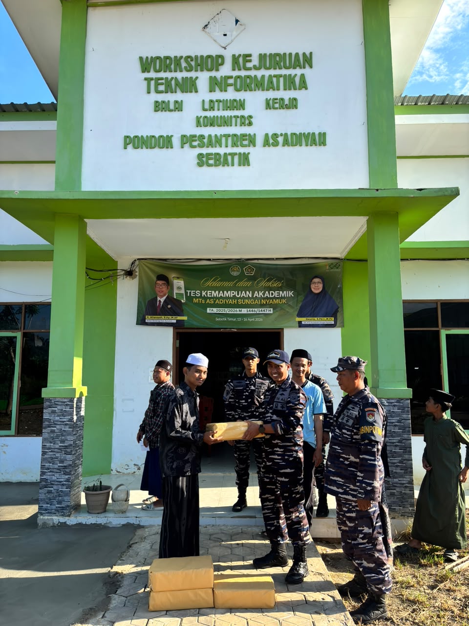 KRI TELUK KENDARI-518 TEBAR KEPEDULIAN DIPERBATASAN SEBATIK