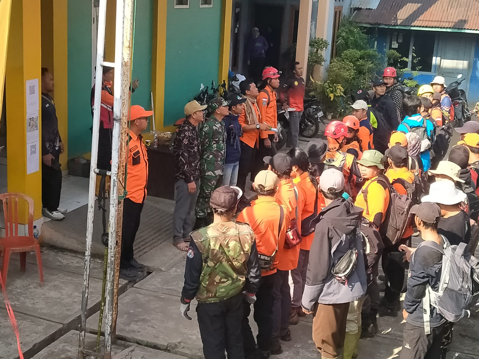 Hingga Hari Ke-6, Babinsa Koramil 02/Watumalang dan Ratusan Relawan Terus Sisir Gunung Bismo Cari Dua Remaja Hilang”