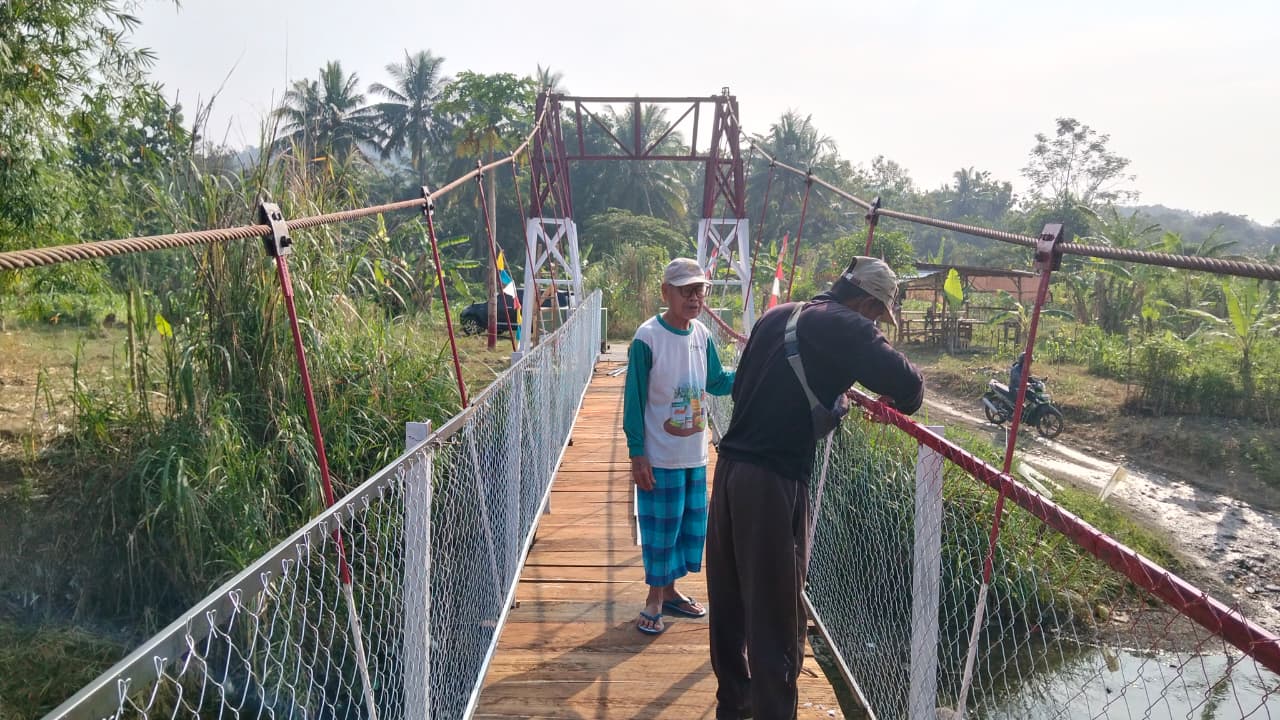Semangat Tak Kendor, Pembangunan Jembatan Gantung Garuda di Desa Bangbayang Tinggal Selangkah Lagi Rampung