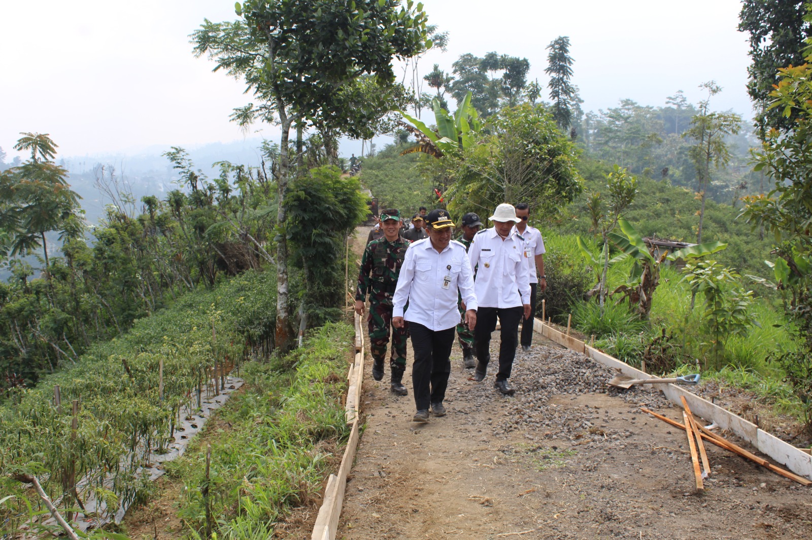 Dandim 0707/Wonosobo Letkol Inf Yoyok Suyitno Pimpin Peninjauan TMMD Sengkuyung Tahap III, Fokus Betonisasi Jalan Usaha Tani dan Rehab RTLH di Desa Krinjing