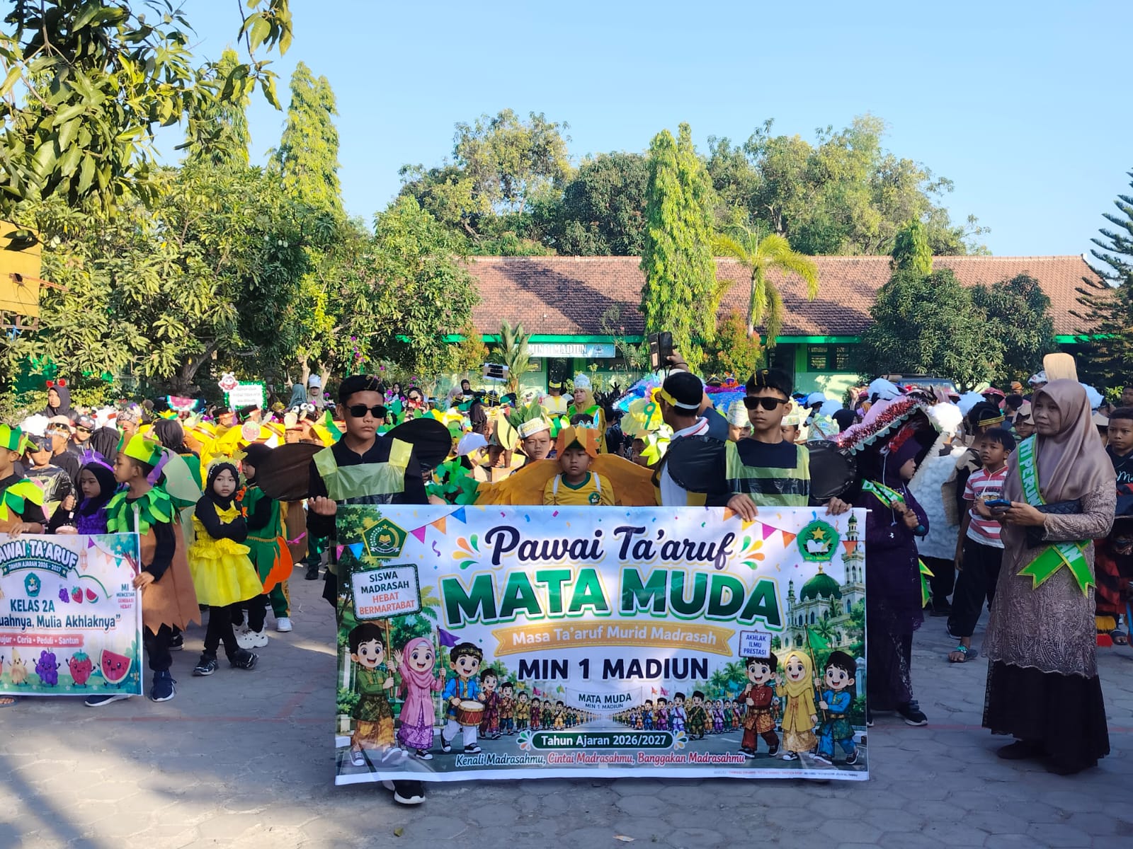 Meriah, MIN 1 Madiun Tutup MATAMUDA Tahun Pelajaran 2026/2027 dengan Pawai Ta’aruf Kreatif