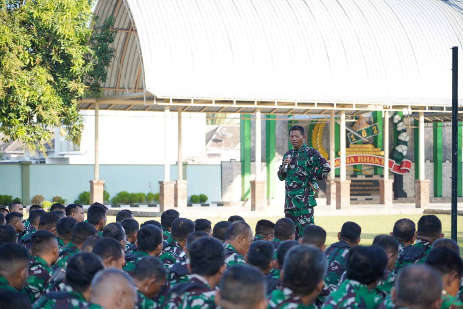 Danrem 162/Wira Bhakti Pimpin Upacara Bendera 17-an, Dilanjutkan Jalan Sehat Bersama Prajurit