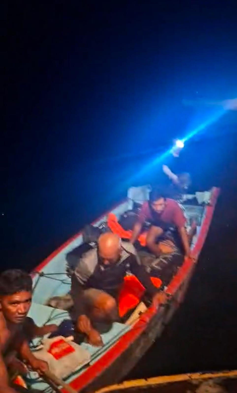 Seluruh Penumpang Selamat, Tim Gabungan Evakuasi Kapal Wisata KM Armada Mulia yang Mengalami Kecelakaan Laut di Perairan Bima