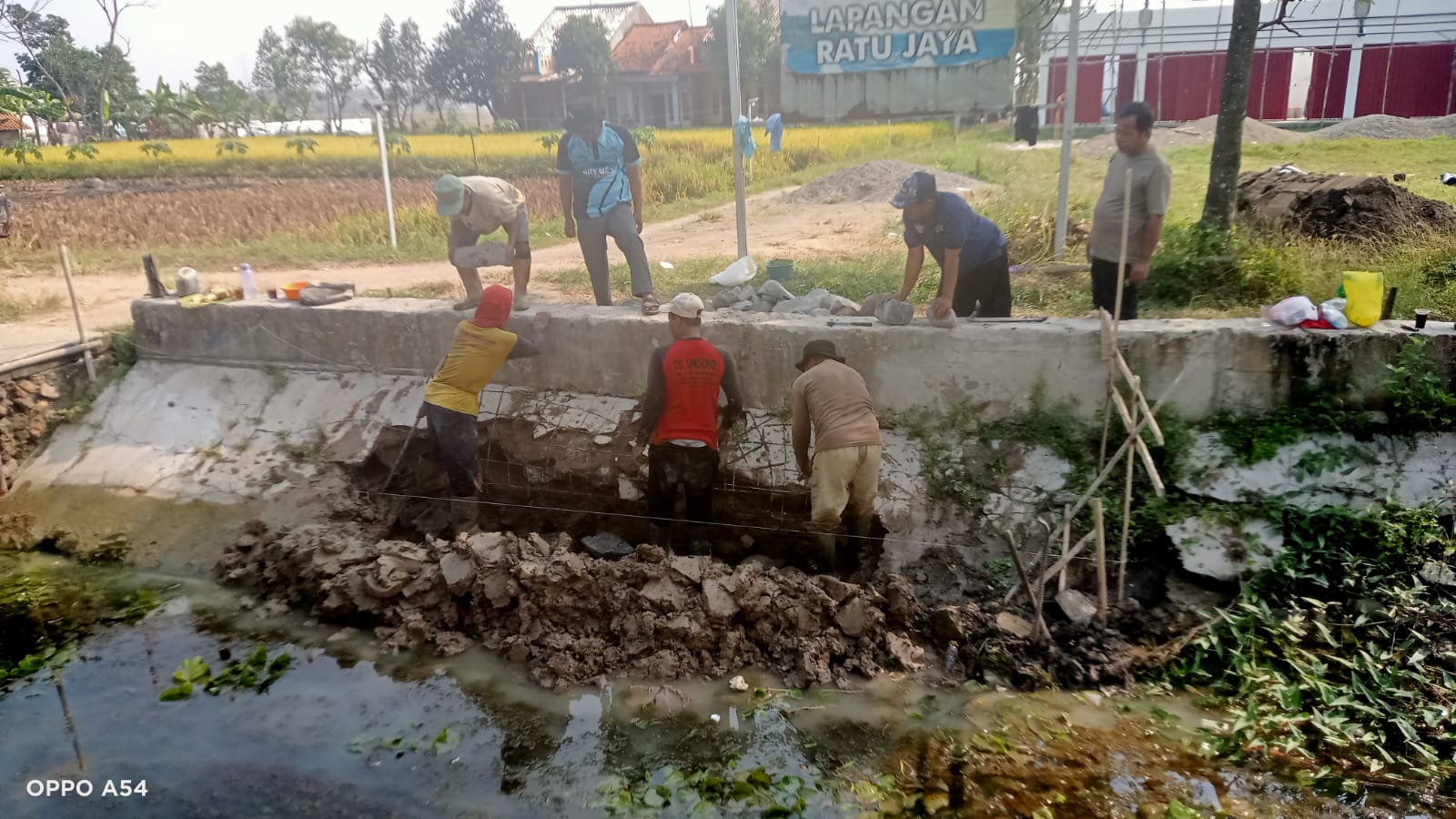 Gotong Royong TNI dan Warga Percepat Pembangunan Jembatan Beton Garuda di Desa Karangbandung