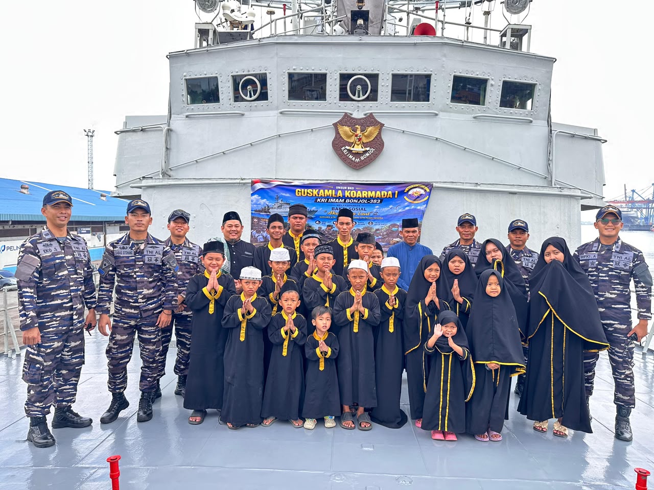 KRI IMAM BONJOL-383 GELAR BAKTI SOSIAL DAN OPEN SHIP DI LAMPUNG