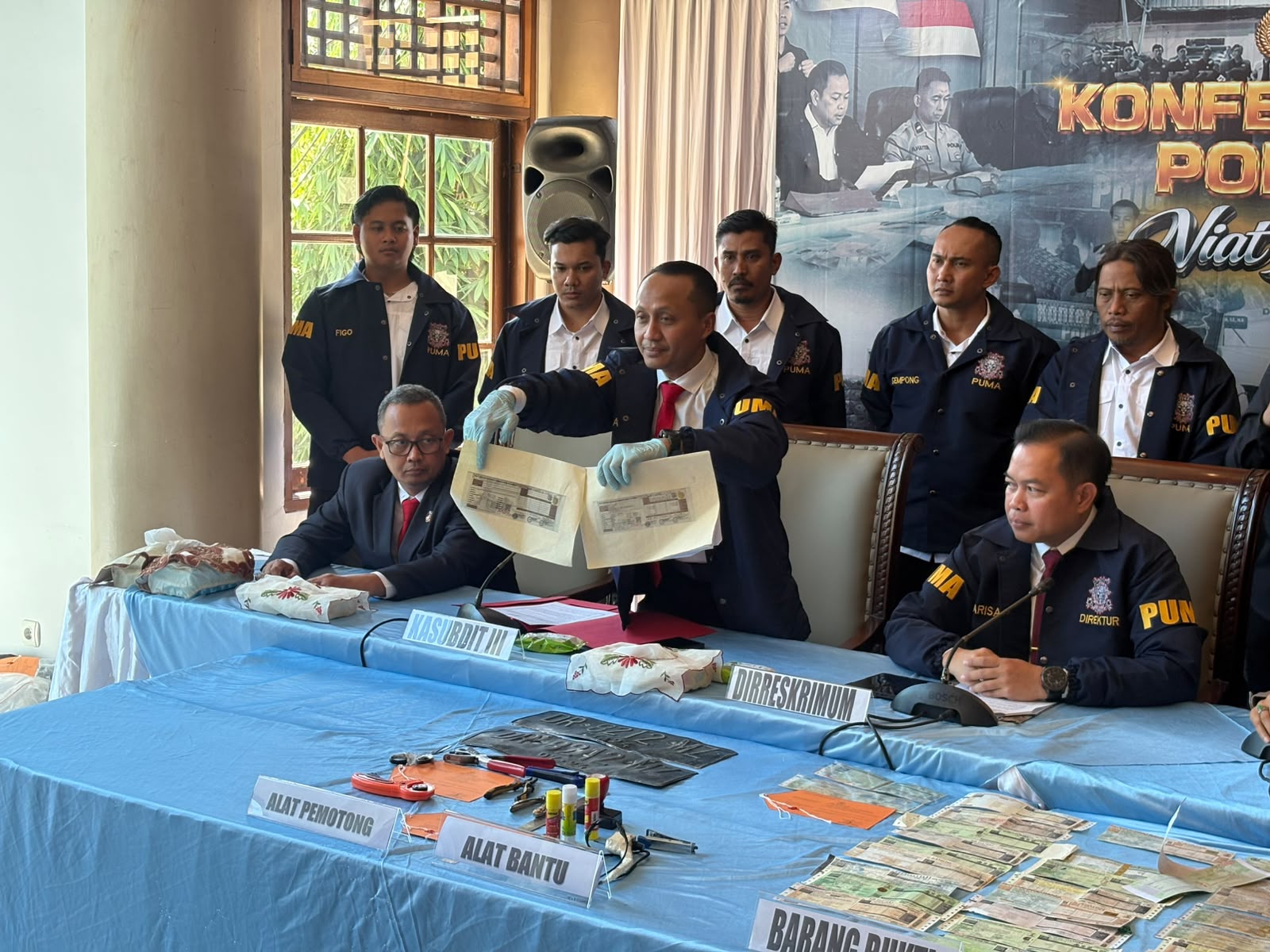 Ditreskrimum Polda NTB Tangkap 4 Tersangka Jaringan Pembuat STNK Palsu