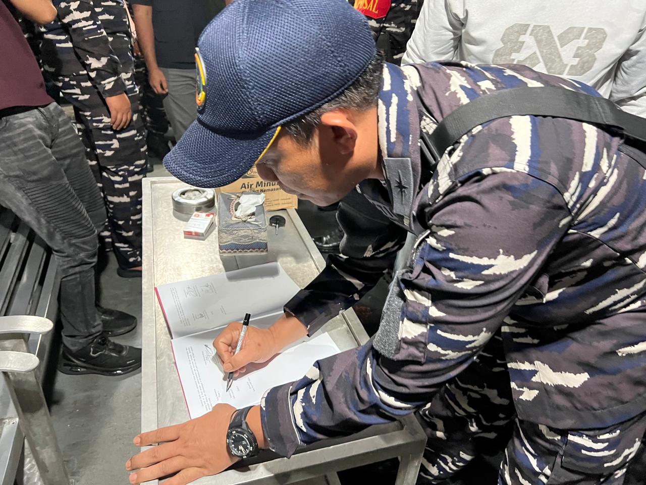 KRI BELADAU-643 GAGALKAN AKTIVITAS PERTAMBANGAN TIMAH ILEGAL DI PERAIRAN LINGGA