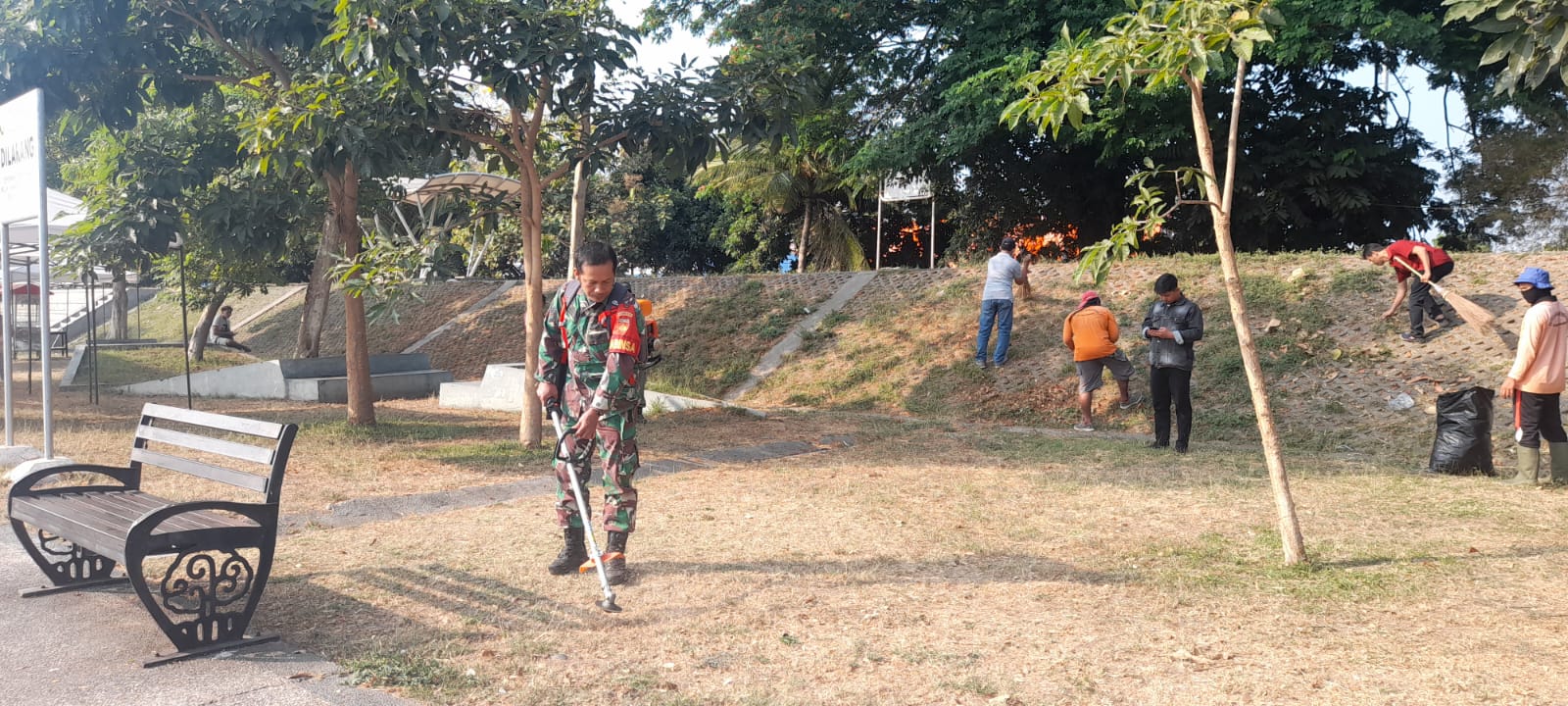 Cegah Kebakaran & Dukung UMKM, Babinsa Manahan Pimpin Kerja Bakti Bersihkan Bendung Tirtonadi