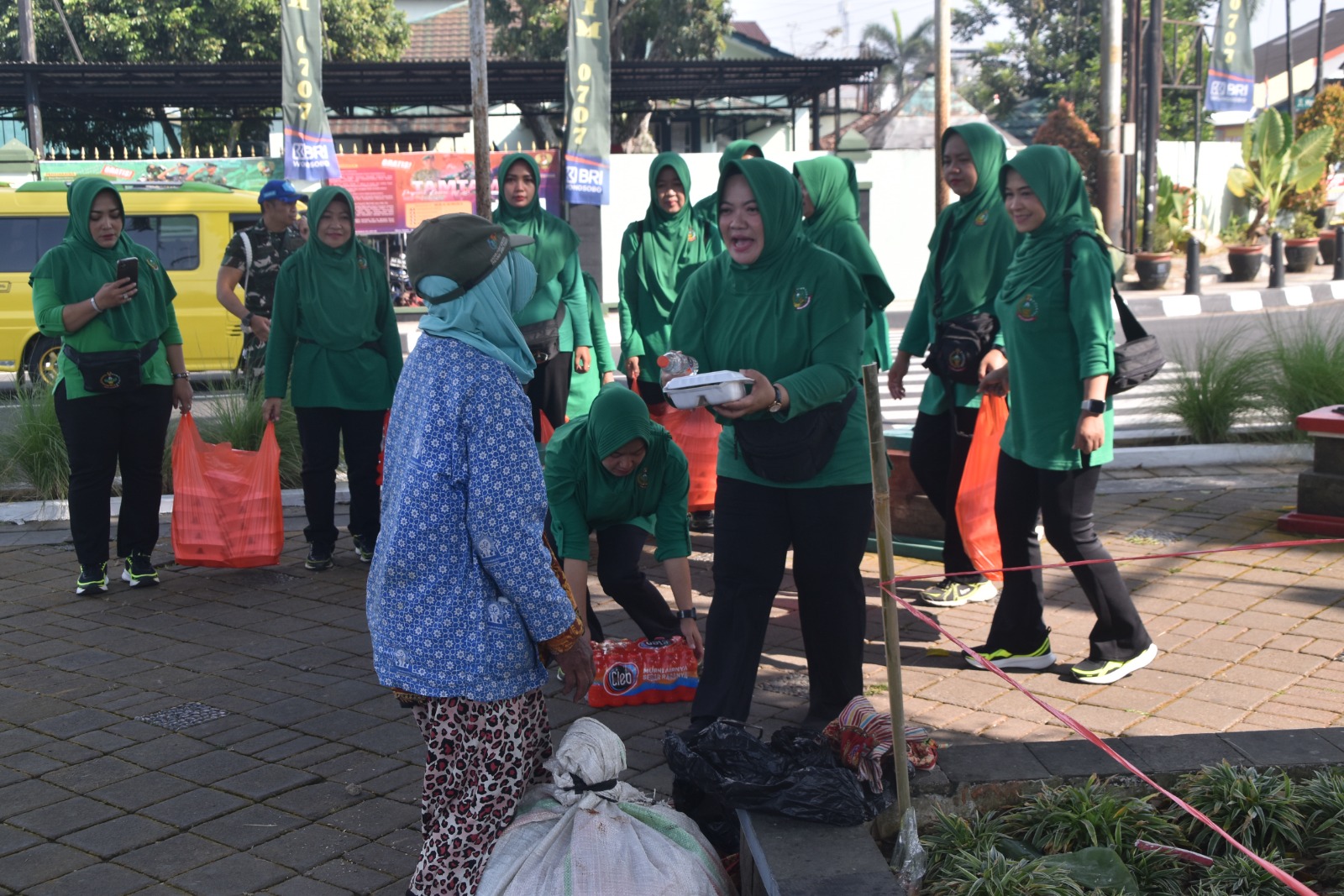 Persit Kodim 0707/Wonosobo Bagikan Berkah Jumat, Buruh Gendong hingga Petugas Kebersihan Terima Bantuan