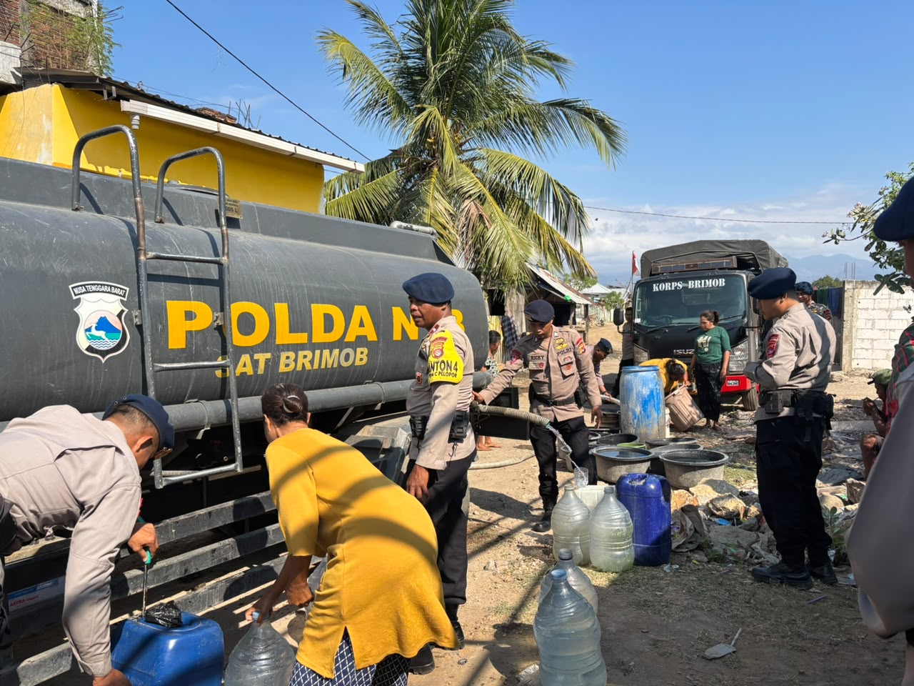 Brimob Polda NTB Salurkan Air Bersih untuk Warga Terdampak Kekeringan di Kota Bima