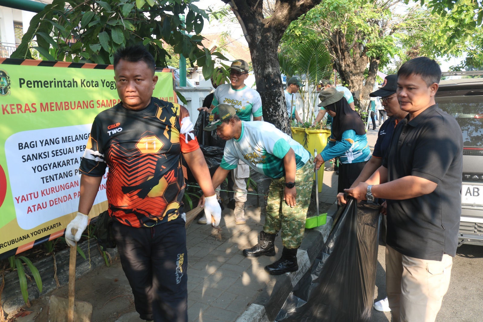 Jogja Cling Satukan Semangat Gotong Royong, TNI dan Warga Bersihkan Kawasan Pasar Sentul