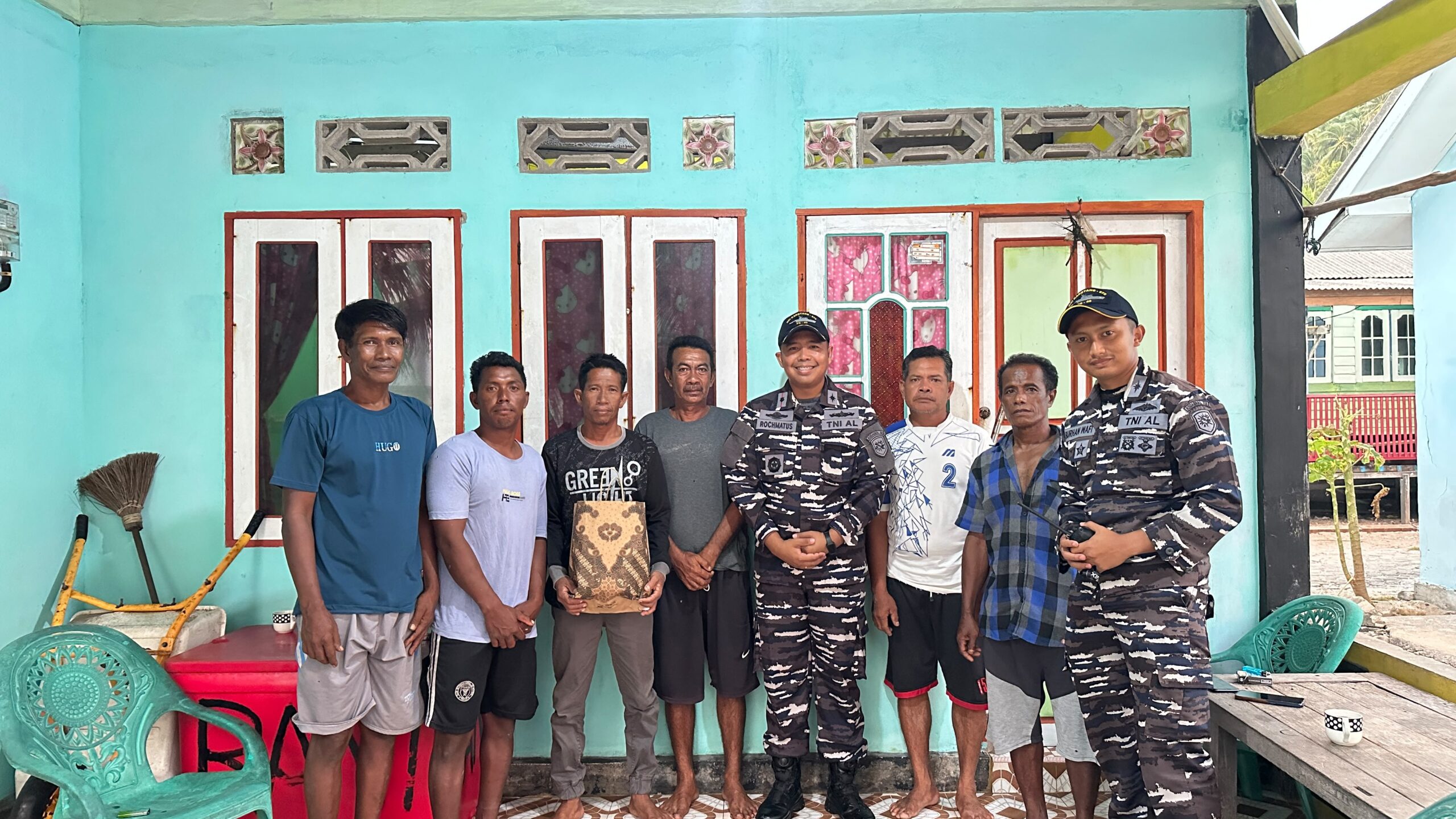 KRI KAROTANG-872 TINGKATKAN PENGAWASAN PERAIRAN PULAU MENTEBUNG CEGAH ILLEGAL FISHING