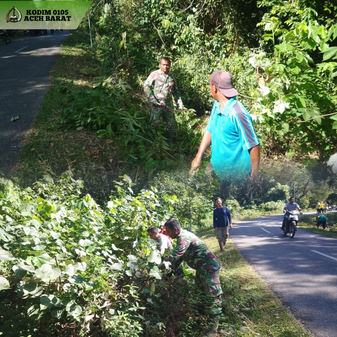 Babinsa Koramil 09/Samatiga Bersama Warga Desa Cot Pluh Gelar Gotong Royong Jaga Kebersihan Lingkungan