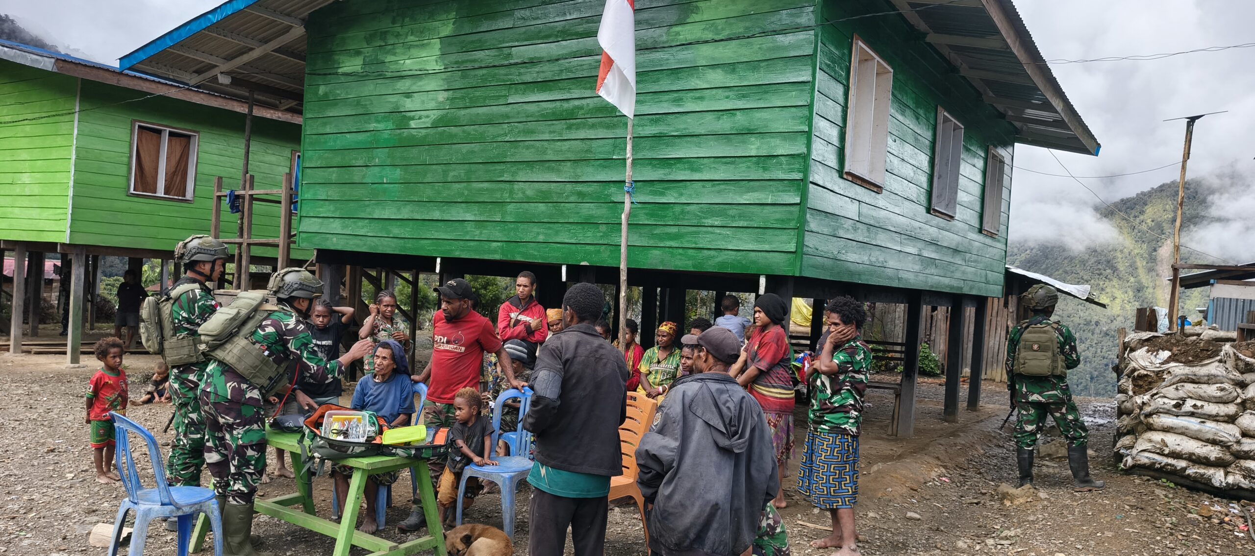 Wujud Kepedulian, Satgas Swasembada Yonif 407/PK Pos Tomka Beri Layanan Kesehatan Gratis bagi Warga Pegunungan Bintang