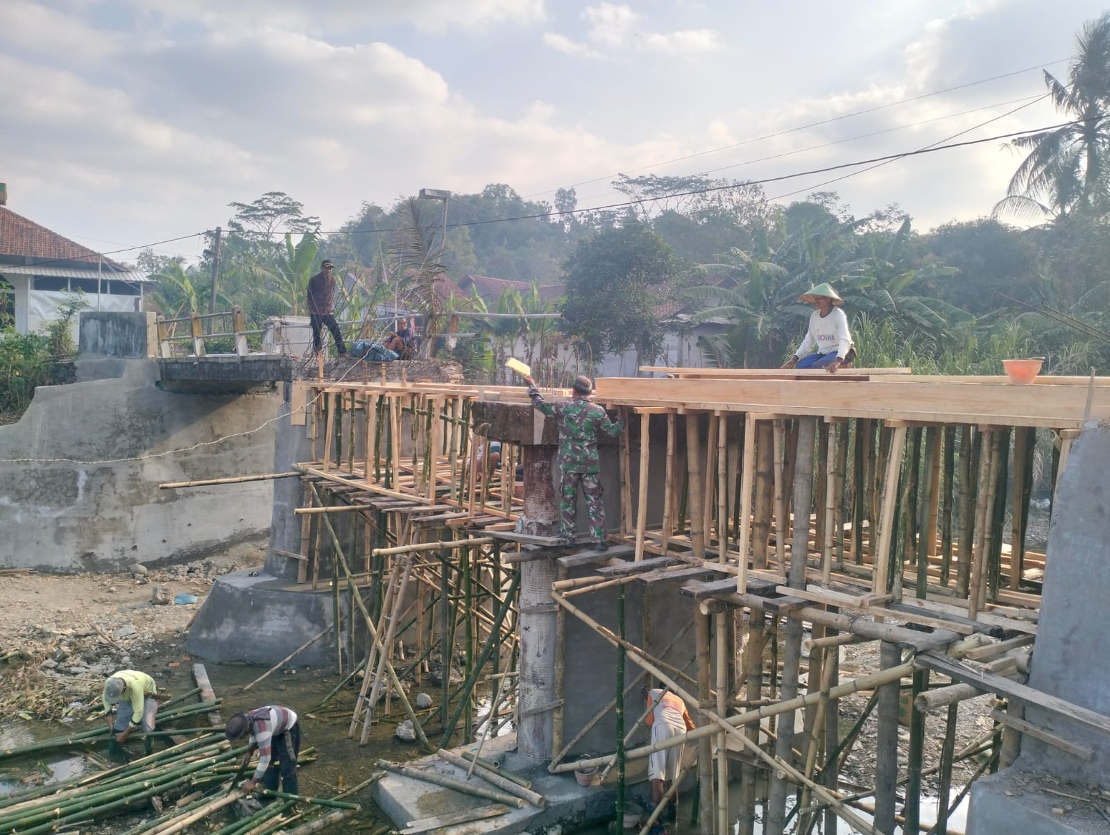 Ikhlas Tanpa Pamrih, Babinsa Sertu Maryono Hadir Membantu Masyarakat dalam Pembangunan Jembatan Beton Garuda di Desa Kedungoleng