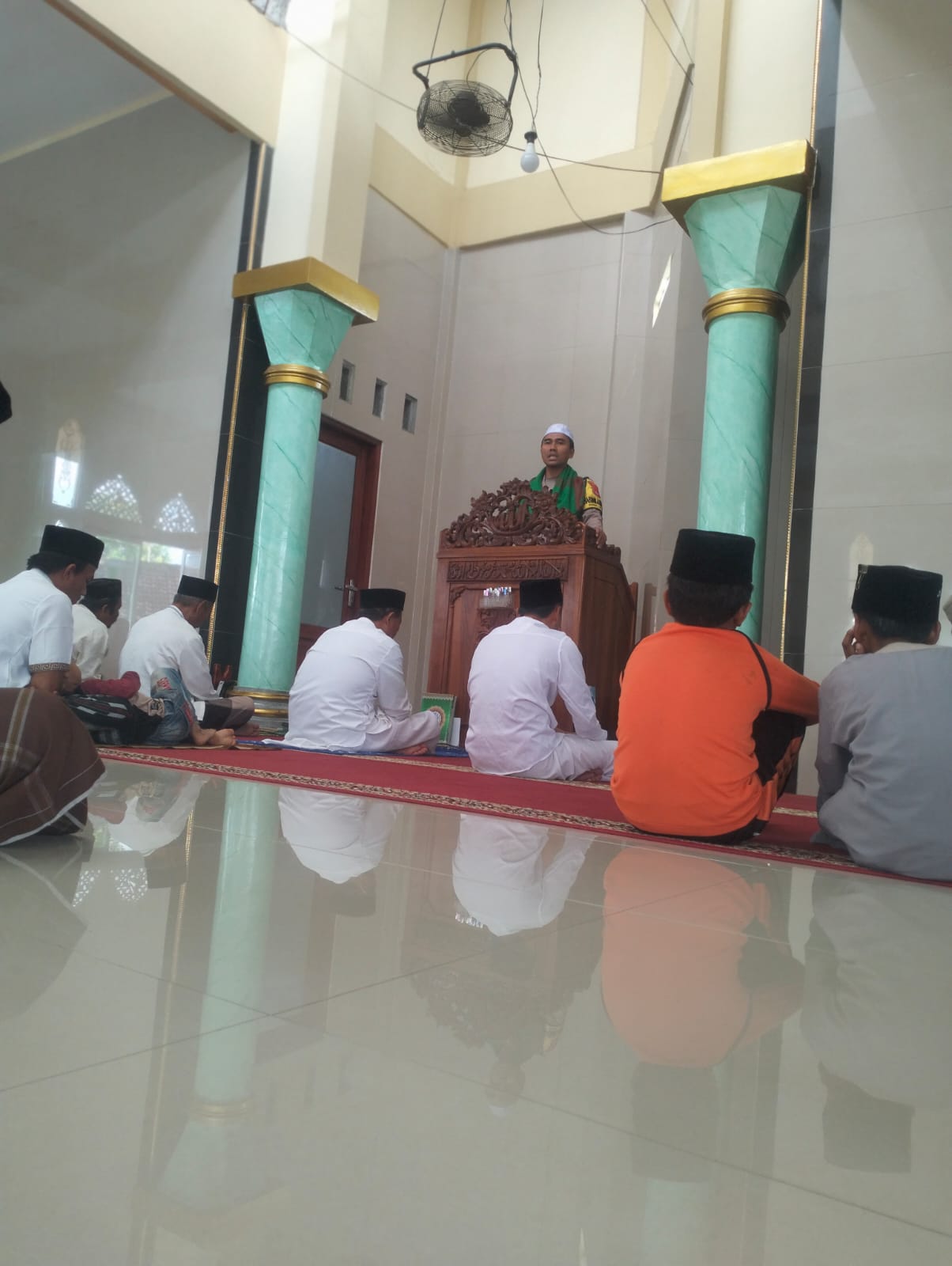 Bhabinkamtibmas Lelede Sampaikan Pesan Kamtibmas Lewat Mimbar Jumat, Polda NTB Apresiasi Pendekatan Keagamaan