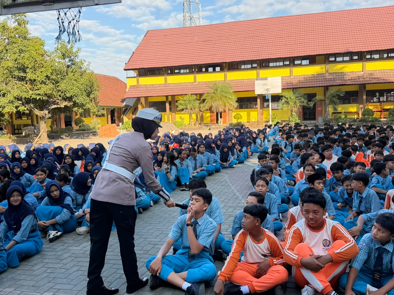 Tanamkan Budaya Tertib Lalu Lintas Sejak Dini, Ditlantas Polda NTB Edukasi Pelajar SMPN 1 Gerung