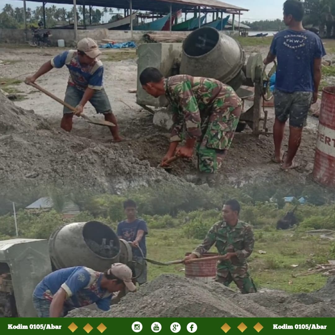 Babinsa Koramil 09/Samatiga Sertu Buchari Muslim gotong royong bersama warga Desa Alue Raya buat saluran air