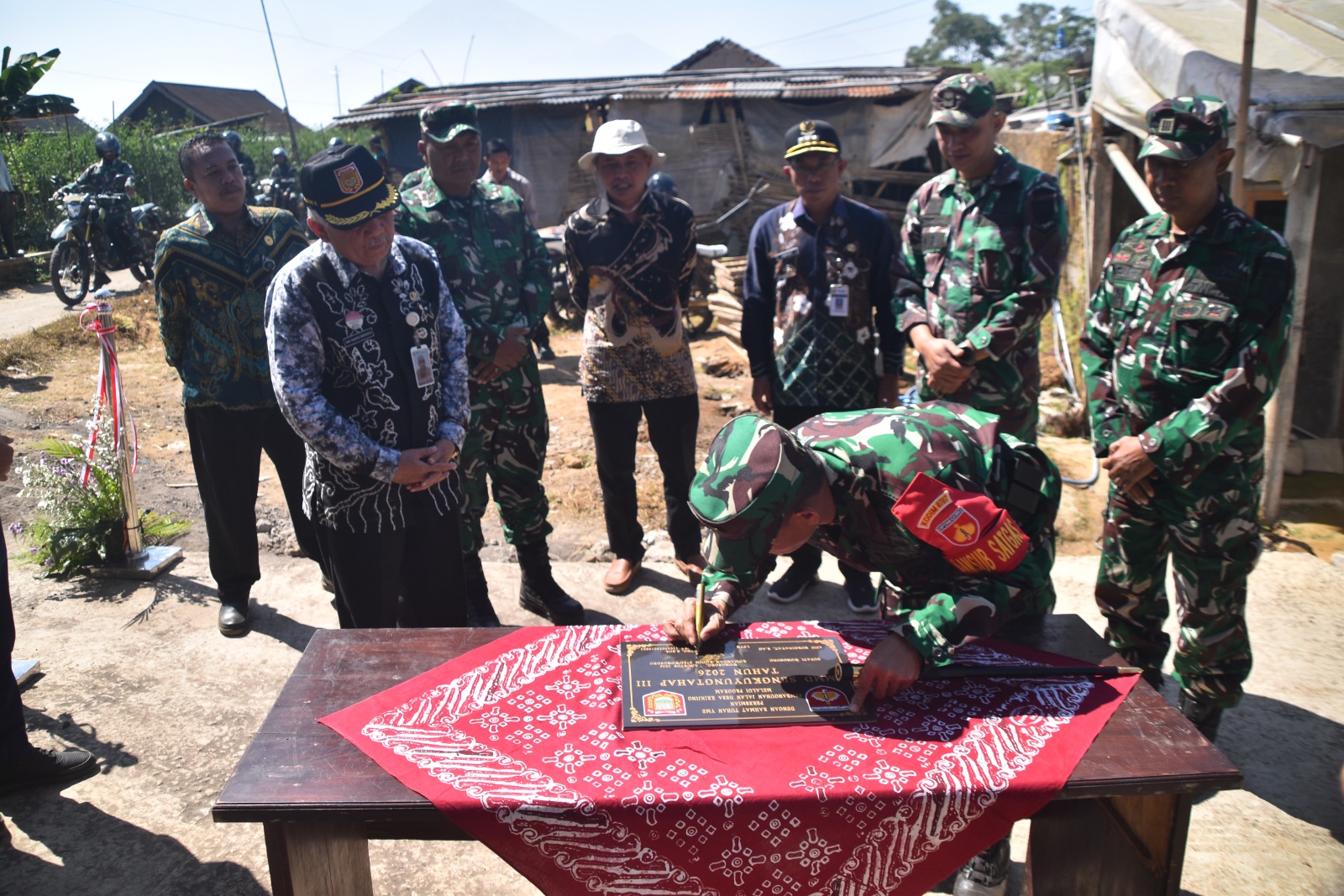 Usai Penutupan TMMD, Dandim Wonosobo Tinjau Langsung Hasil Pembangunan Jalan Usaha Tani di Desa Krinjing