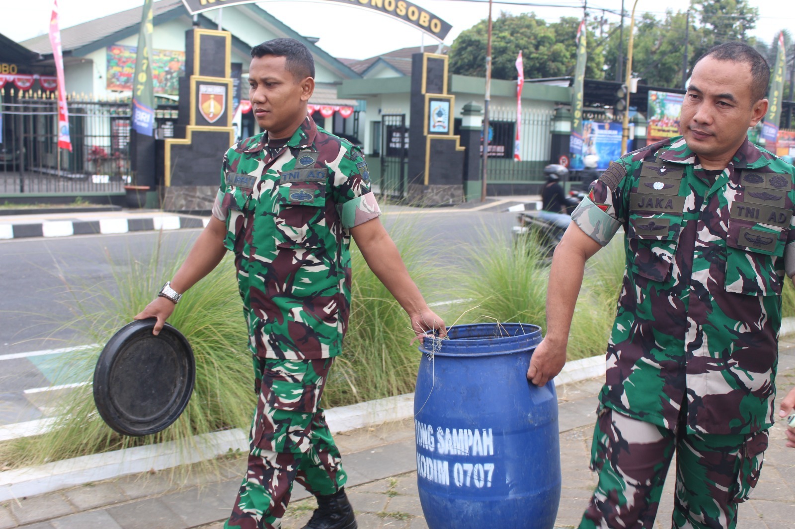 Kodim 0707/Wonosobo Ajak Masyarakat Jaga Kebersihan Fasilitas Umum, Gelar Aksi Bersih Alun-Alun Sambut HUT RI ke-81   
