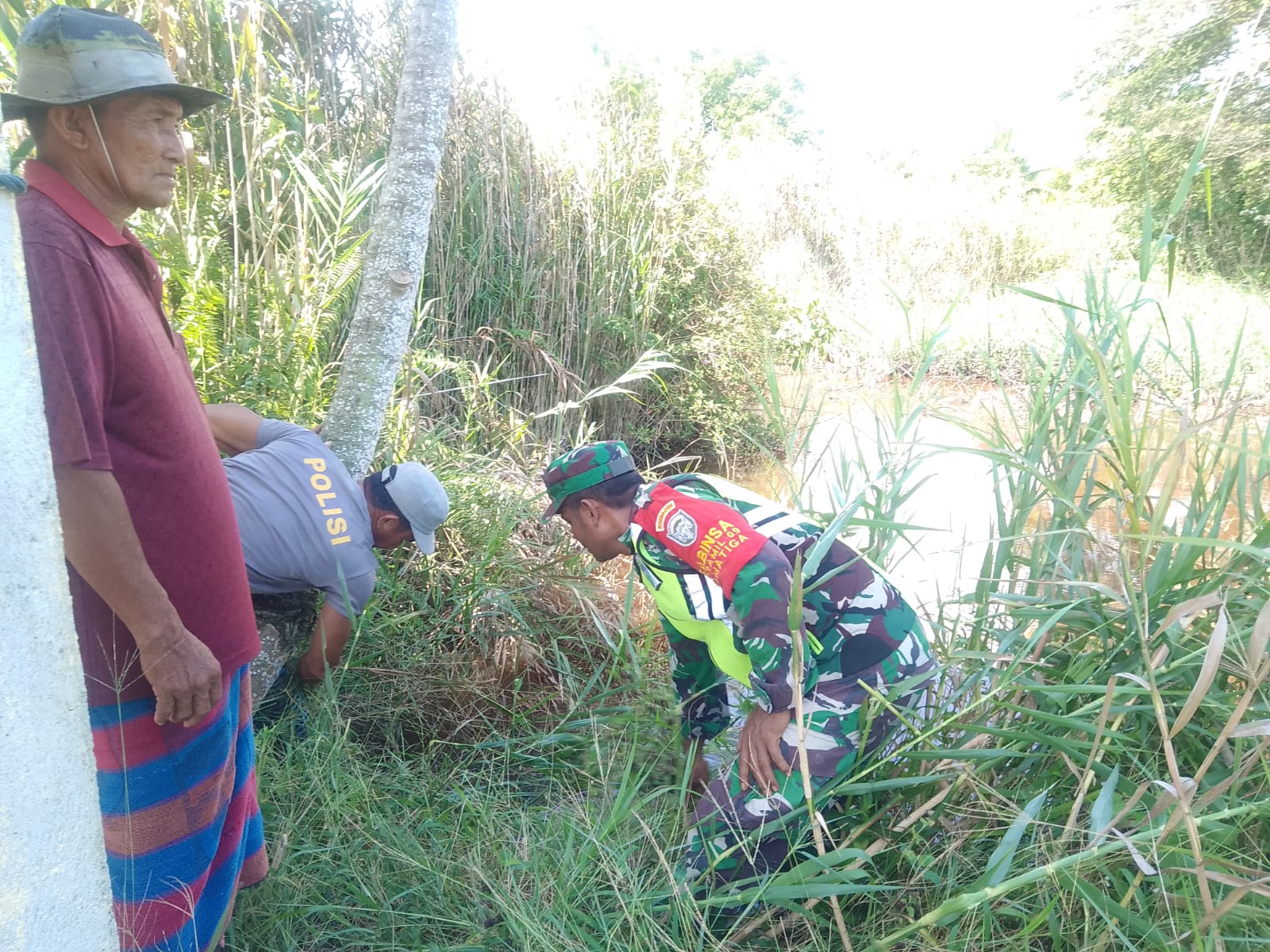 Kopka Usuluddin Babinsa Koramil 09/Samatiga bantu warga Gampong Teugoh atur pengairan sawah