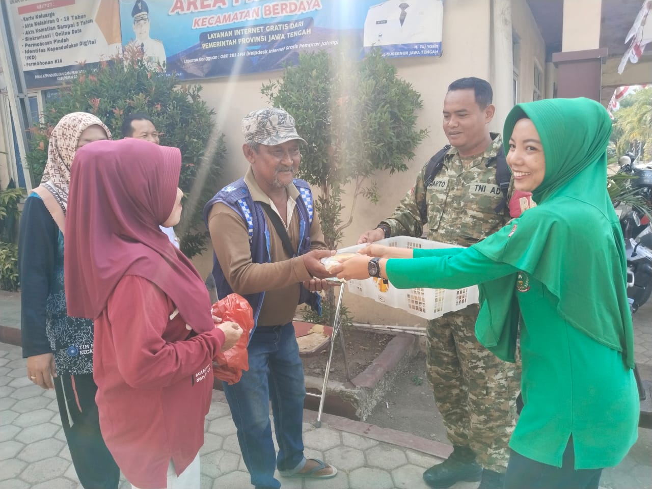 Gelar Jumat berkah Koramil 07/Bulakamba Bagikan Nasi Kotak Kepada Masyarakat