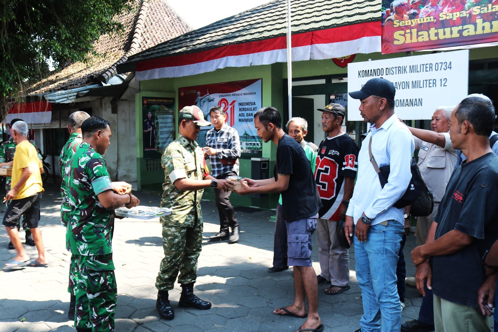 ‎Jumat Berkah, Kodim Jogja Bagikan 175 Paket Nasi Kuning kepada Warga dan Pengemudi Bentor
