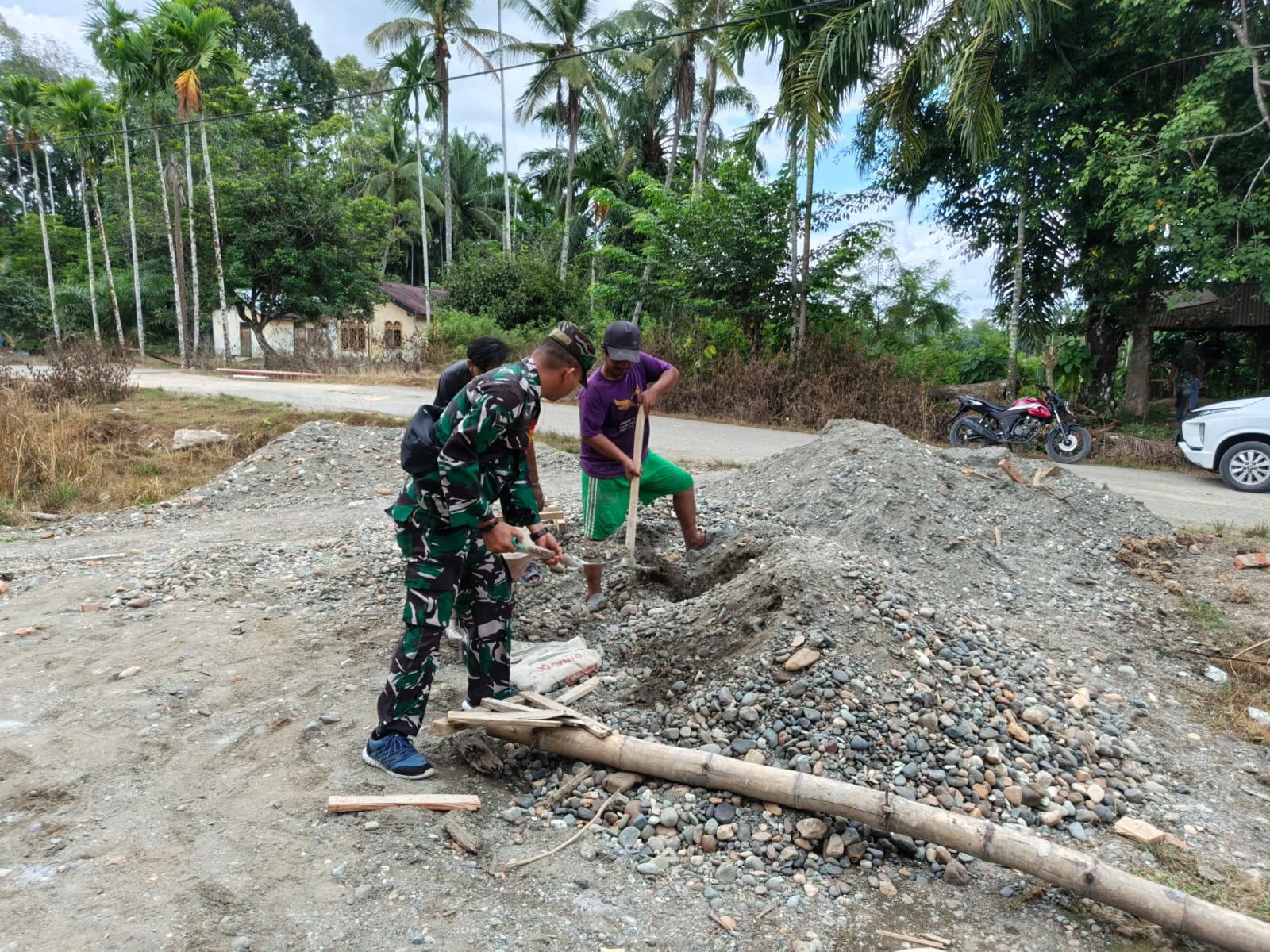 BABINSA KORAMIL 02/WOYLA,BANTU LANGSIR PASIR UNTUK RUMAH WARGA