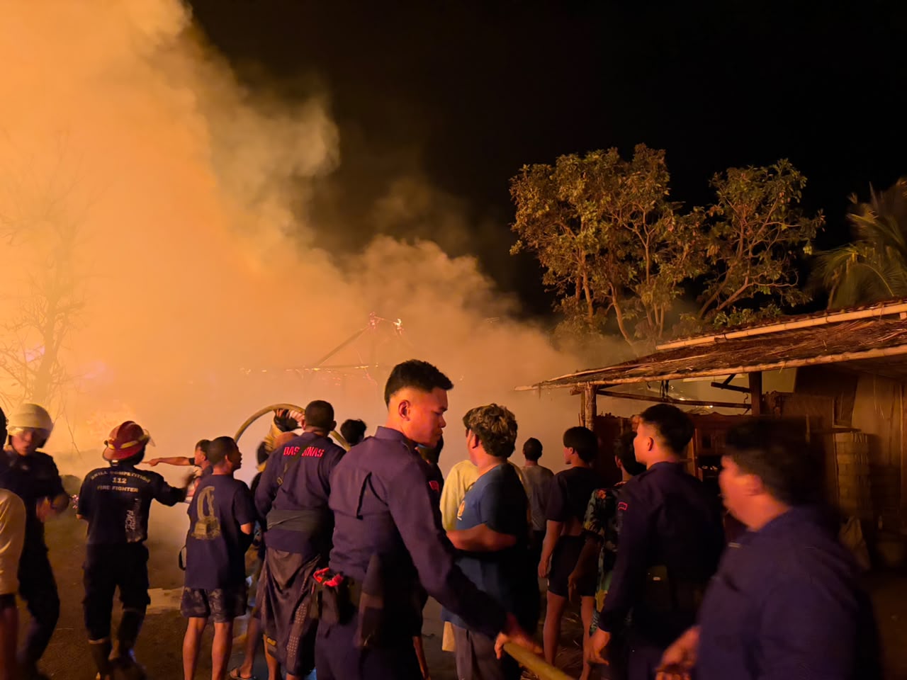 Kebakaran Melanda Desa Sade, Brimob Polda NTB Turunkan Water Cannon Bantu Pemadaman dan Evakuasi