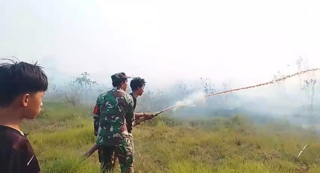 Koramil 1002-08/LAU Bersama Tim Gabungan Tangani Karhutla