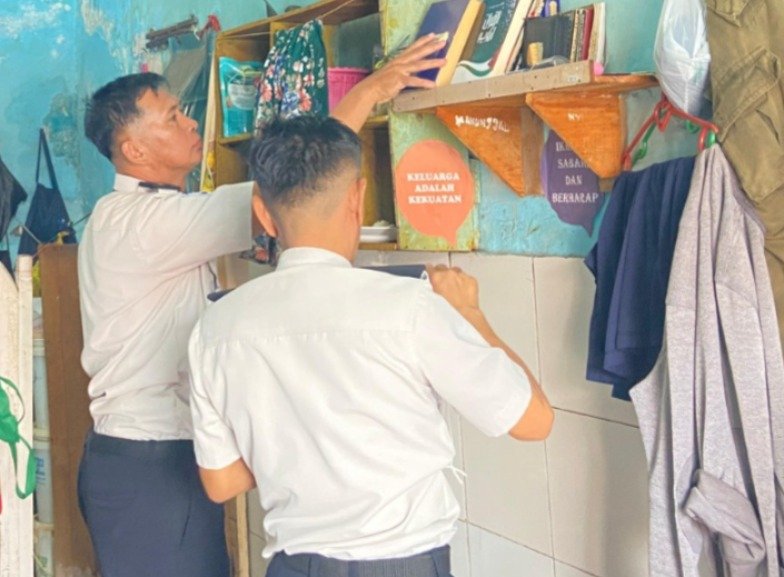Perkuat Deteksi Dini, Lapas Brebes Bersinergi dengan Subdenpom Brebes Gelar Penggeledahan Kamar Hunian