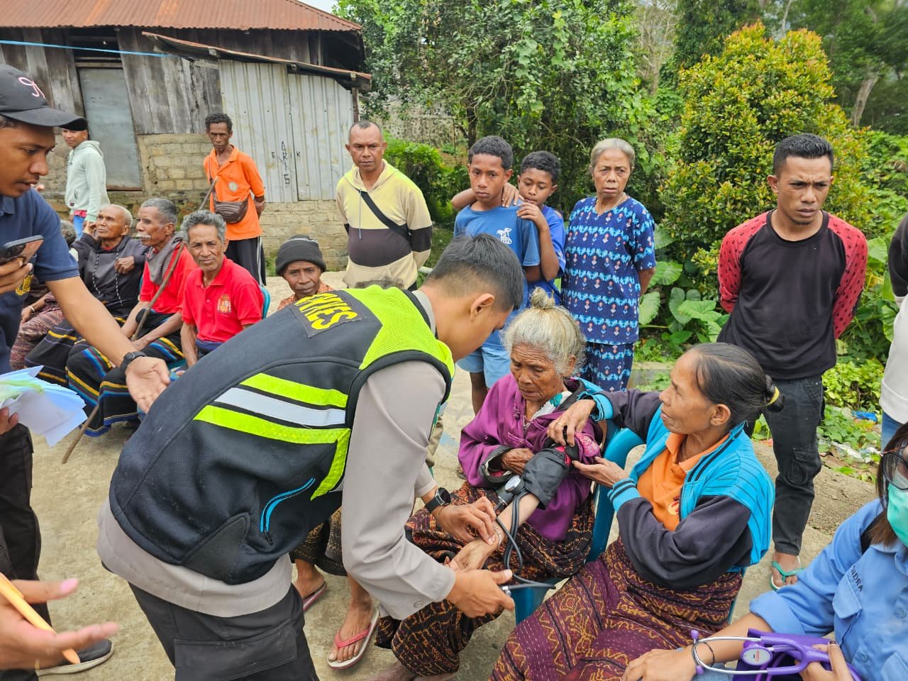 Misi Kemanusiaan Polda NTB di Ende, Warga Dapat Layanan Kesehatan dan 550 Nasi