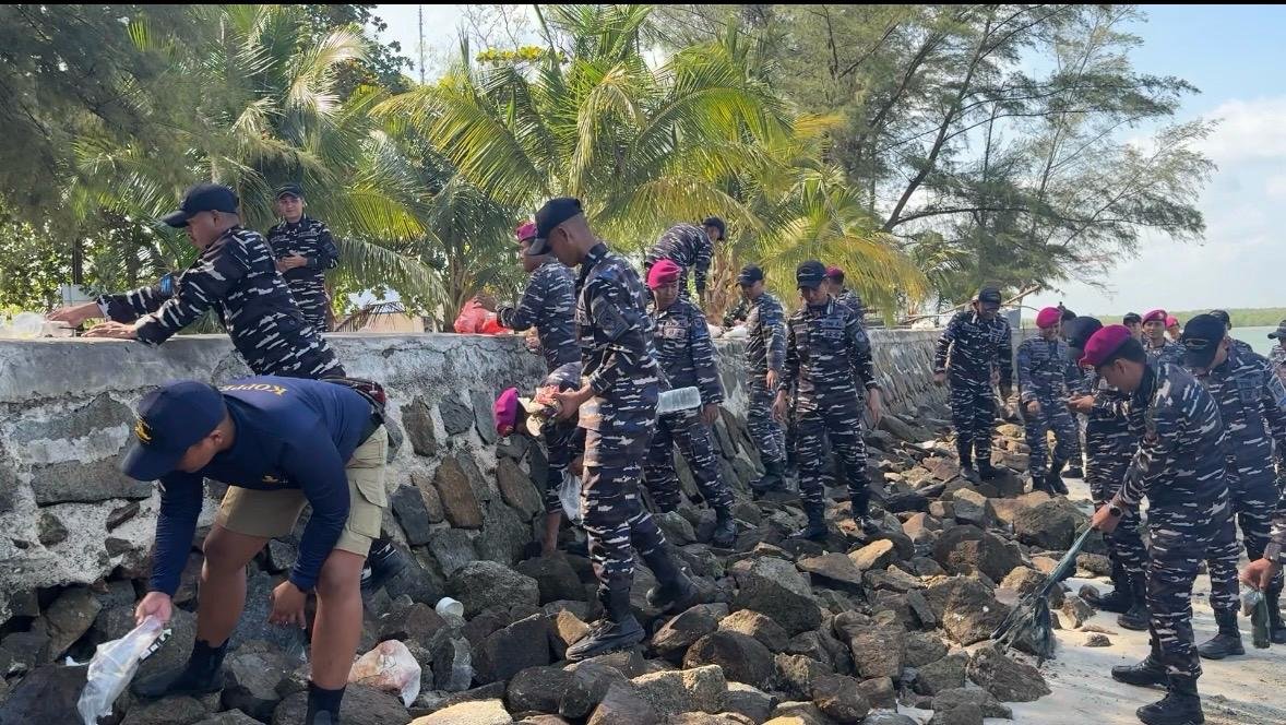 KRI TELUK GILIMANUK-531 DAN LANAL BABEL HADIR DITENGAH MASYARAKAT PULAU BELITUNG