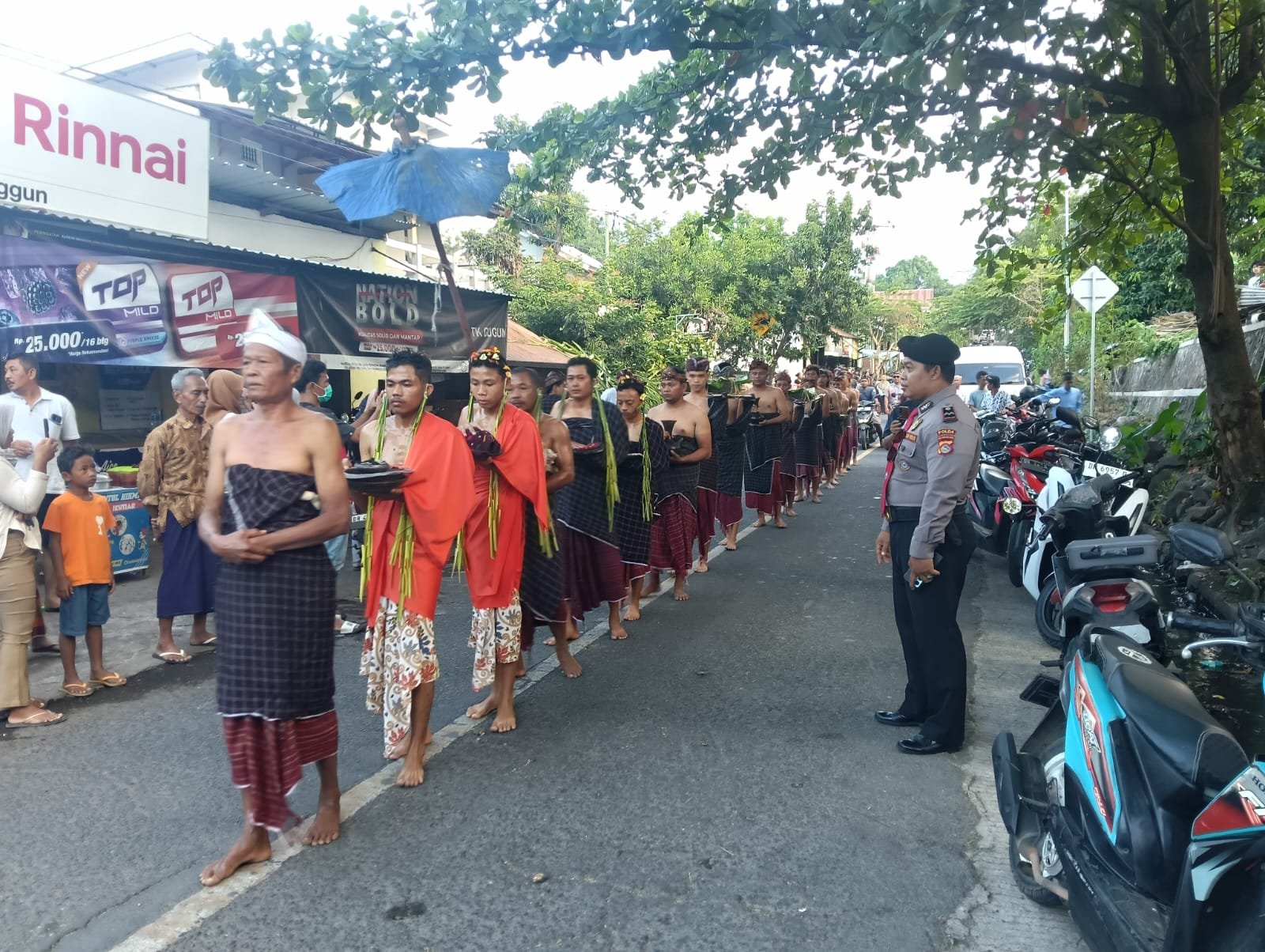 Polisi Amankan Tradisi Sakral Maulud Adat Masjid Kuno Bayan di Lombok Utara