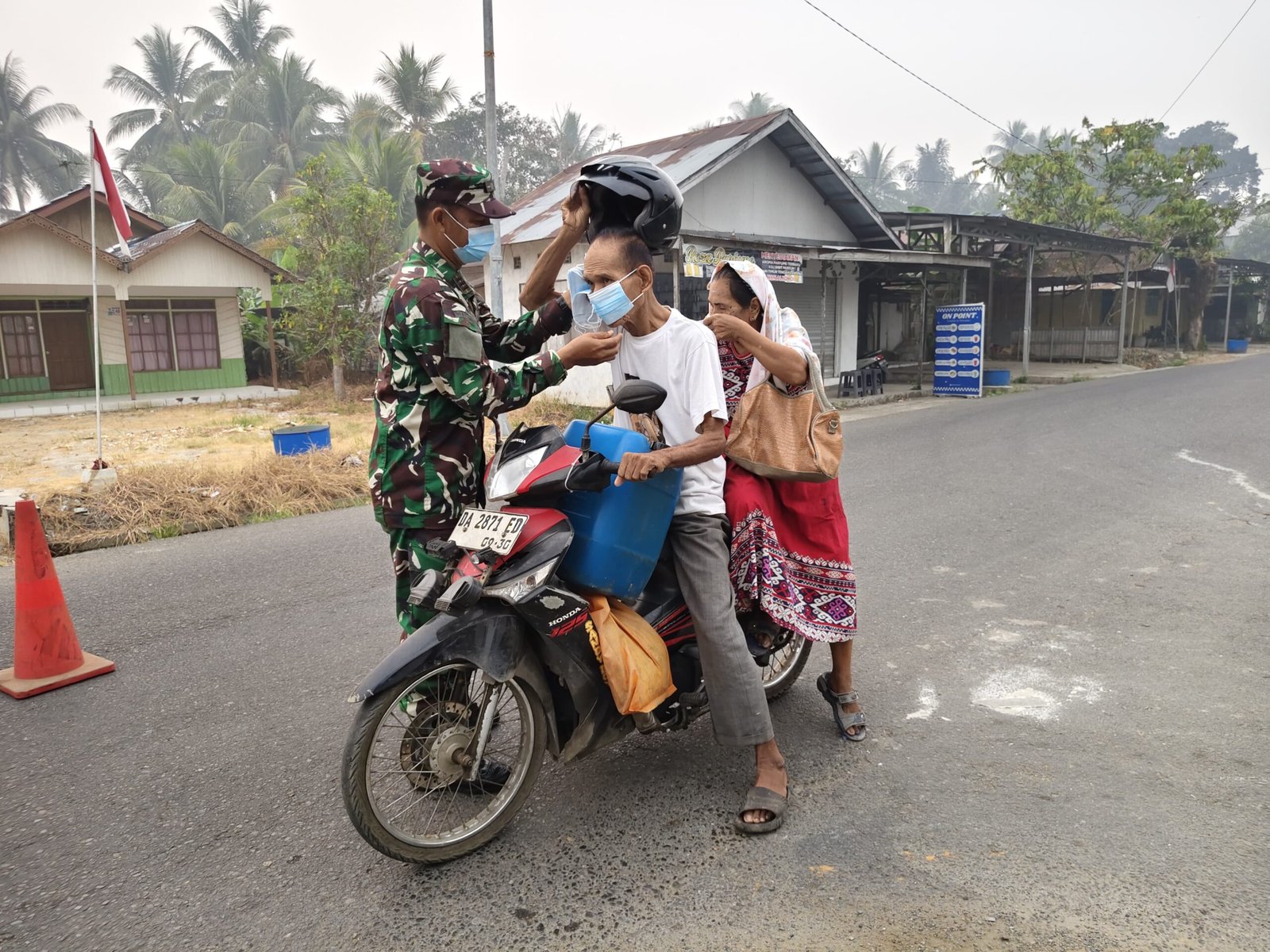 TNI Hadir di Tengah Warga, Koramil Pandawan Bagikan Masker Gratis
