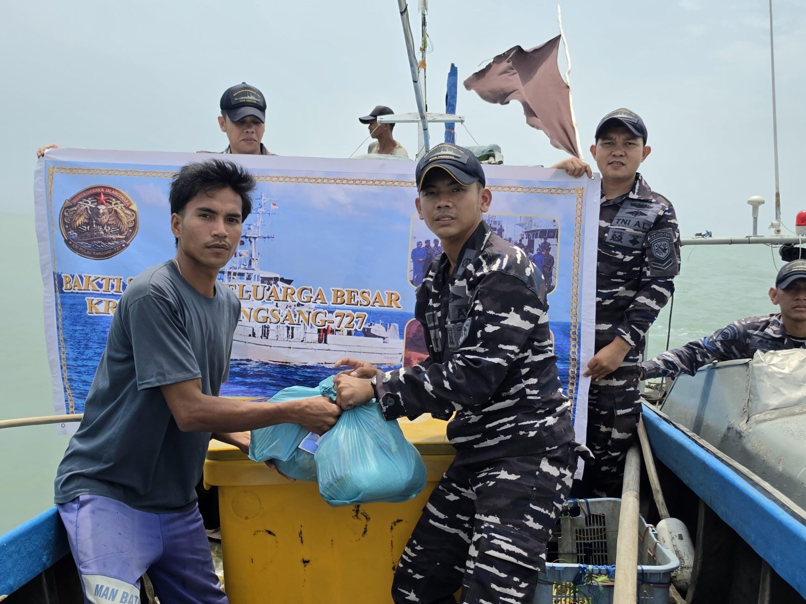 KRI PULAU RANGSANG-727 BERBAGI DENGAN NELAYAN DISELA OPERASI PATKOR INDOSIN-26