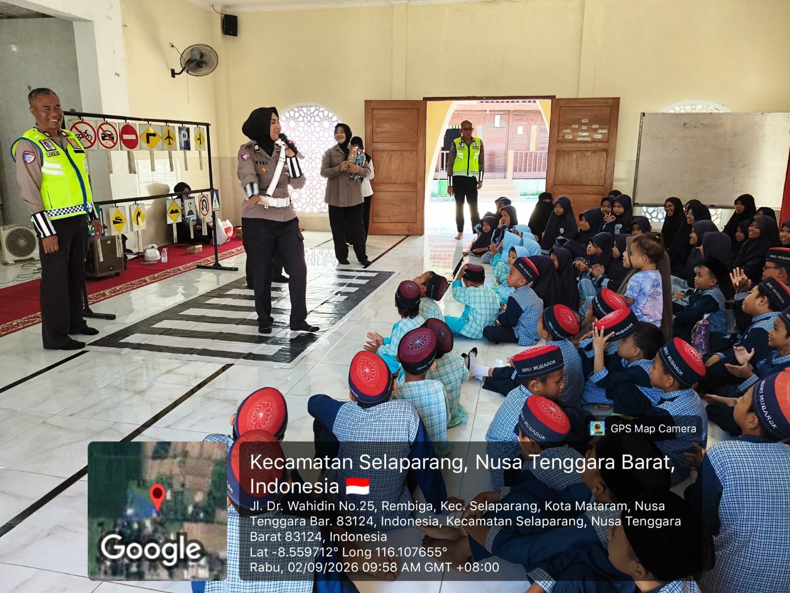 Tanamkan Disiplin Sejak Dini, Ditlantas Polda NTB Edukasi Pelajar Ponpes Al Mubarok soal Tertib Berlalu Lintas