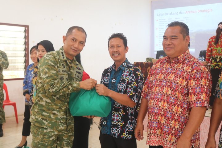 Pasis Dikreg Sesko TNI dan Tim Mabes TNI Ajak Warga Barong Tongkok Bersama Cegah Karhutla
