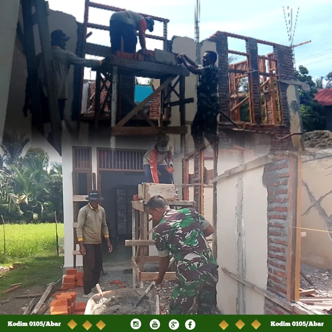 Dekat dengan Rakyat, Babinsa Koramil 09/Samatiga Serda Zulkifli Membantu Warga Desa Cot Mun Membangun Rumah