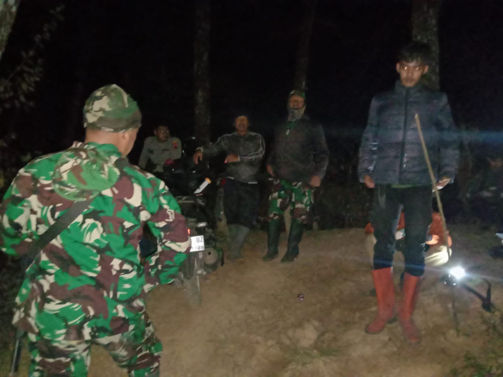 Berikut versi dengan karakter TribunJateng, dibuat ringkas, mengalir, dan menonjolkan aksi gotong royong warga bersama petugas.