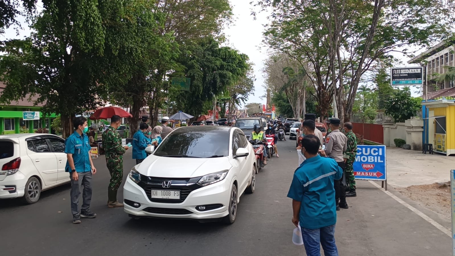 Kodim 1015/Spt Bersama Polres Kotim dan PT. Baratama Putra Perkasa Bagikan Ribuan Masker.