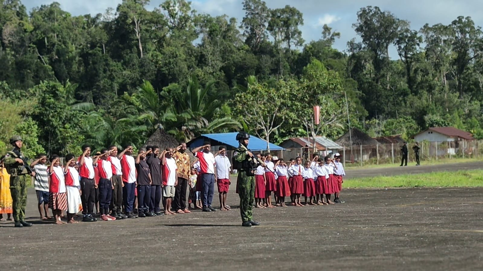 TNI DAN MASYARAKAT LUBAN BERSATU DALAM UPACARA BENDERA, JAGA SEMANGAT MERAH PUTIH DI BATAS NEGERI