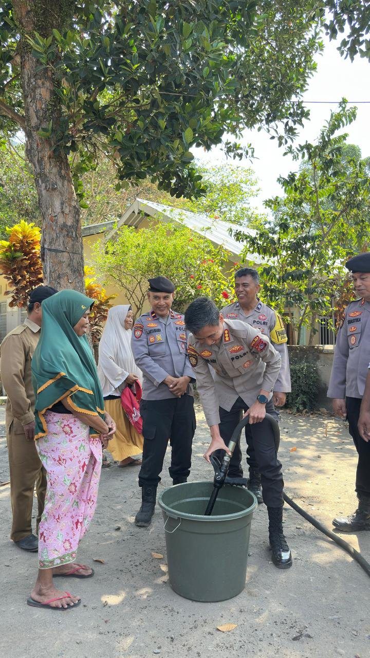 PEDULI WARGA TERDAMPAK KEKERINGAN, SUBDIT GASUM DIT SAMAPTA POLDA NTB SALURKAN AIR BERSIH