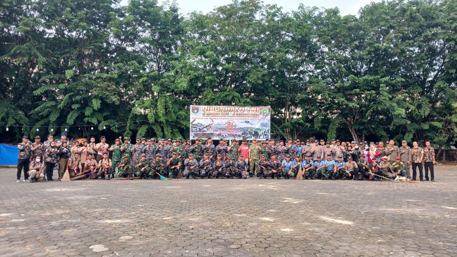 JELANG HUT KE-81 TNI, PRAJURIT KOARMADA I KOLABORASI GOTONG ROYONG BERSIHKAN PASAR BINTAN CENTER