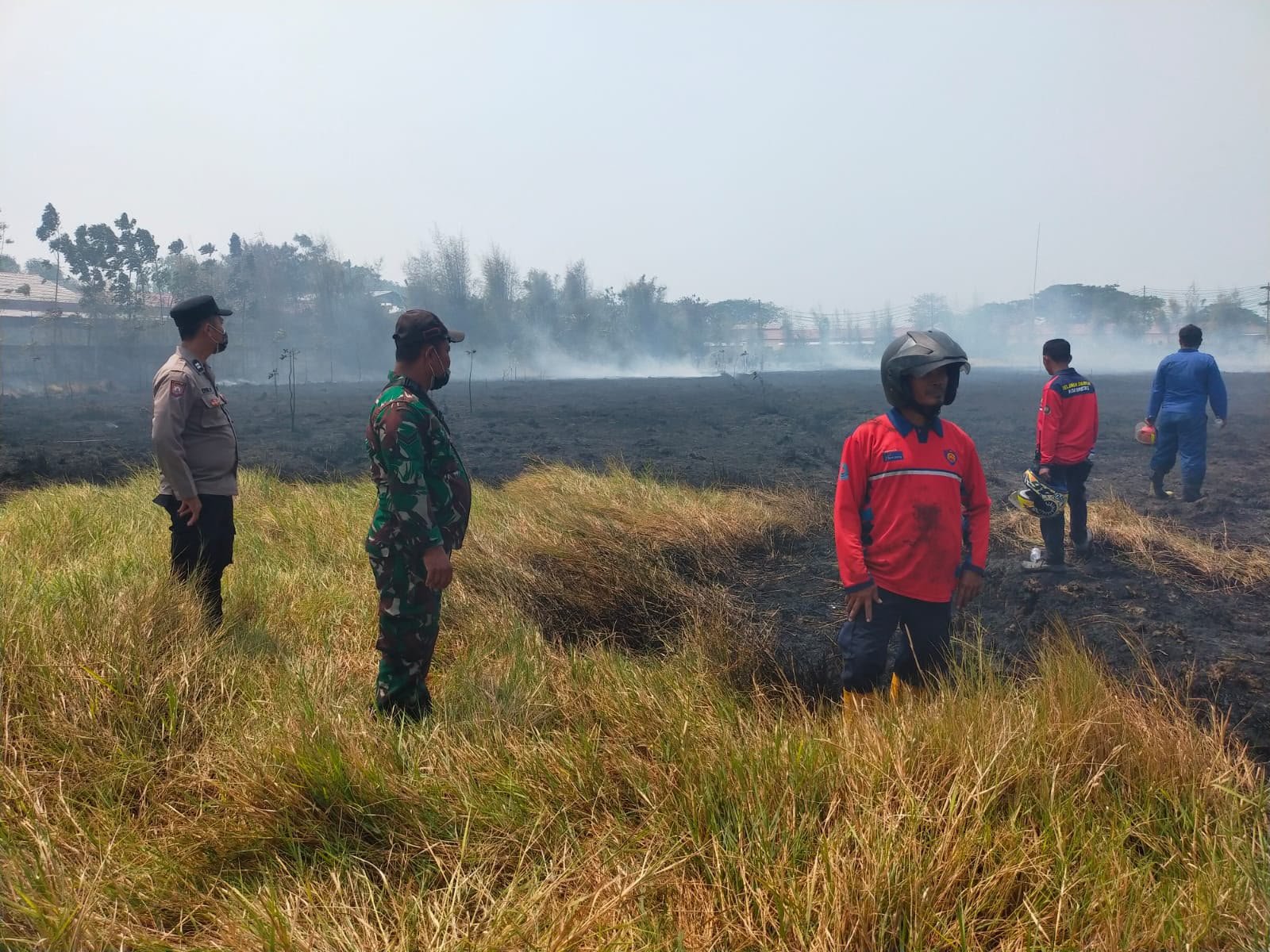 Babinsa Koramil 07/Bulakamba Bantu Padamkan Karhutla di Bangsri Brebes