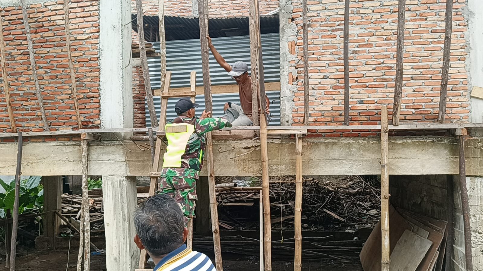 Babinsa Koramil 02/Woyla, Bantu Pemasangan Tiang Peranca Rumah Warga, Wujud Nyata Kemanunggalan TNI dengan Rakyat.
